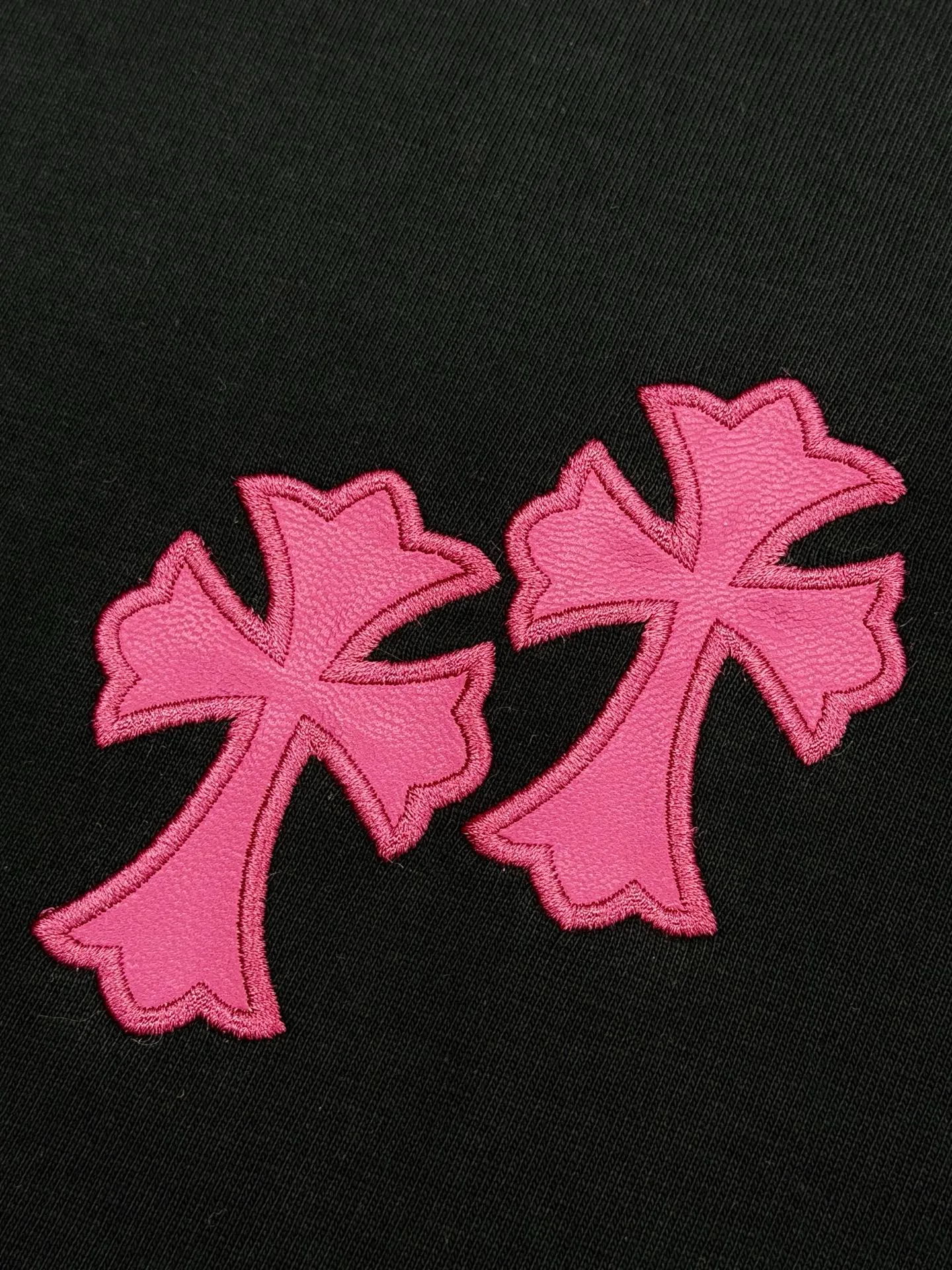 P170 [High Quality] Chrome hearts T-shirt short sleeve. The new model is embroidered with leather horseshoe logo on the front and back, and the back panel is designed with leather ten-rivet embroidery. High-end custom-made 32-count 285-gram fabric. Soft to the touch. Comfortable to wear. Exquisite stitching. Fine workmanship. The upper body effect is incomparably handsome! Same style for men and women Color: Black White Size: S to xL Size chart S: Shoulder width 51 - Bust 55 - Clothing length 70 M: Shoulder width 53 - Bust 57 - Clothing length 72 L: Shoulder width 55 - Bust 59 - Clothing length 74 XL: Shoulder width 57 - Bust 61 - Clothing length 76